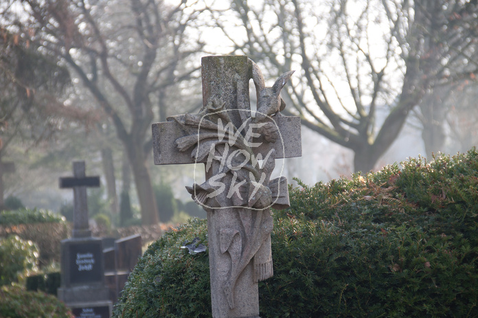 Geschmücktes Grabkreuz