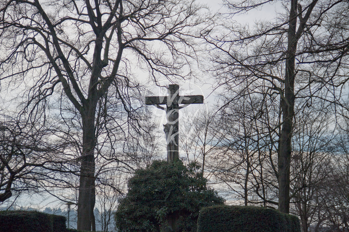 Großes Steinkreuz mit Jesusfigur