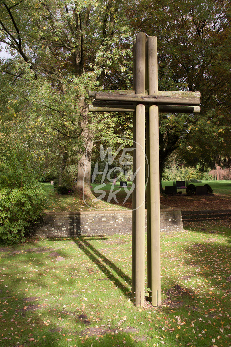 Großes Holzkreuz