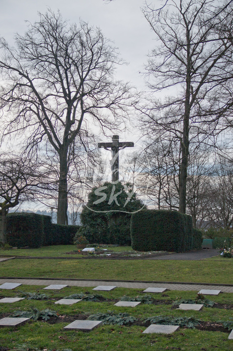 Großes Steinkreuz mit Jesusfigur