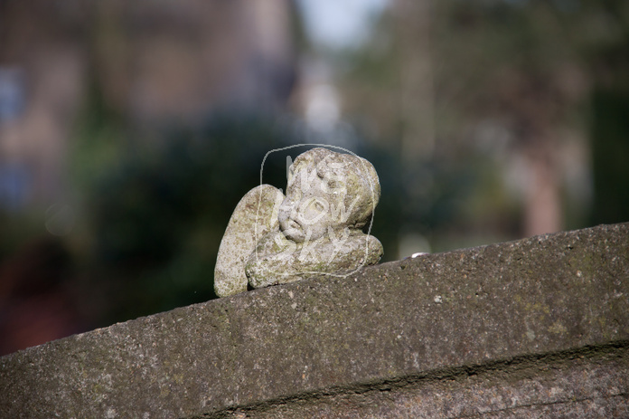 Engelsfigur auf Grabstein