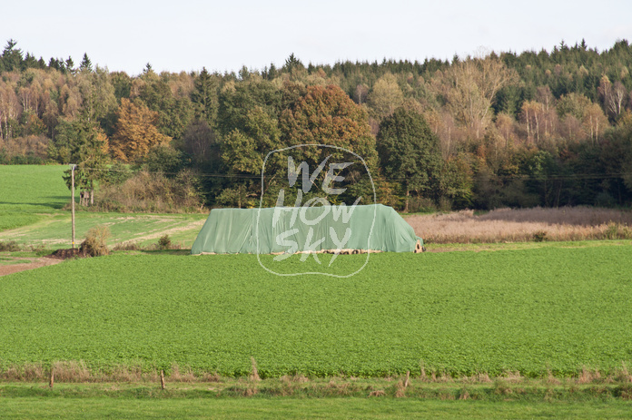 Strohballen unter Plane