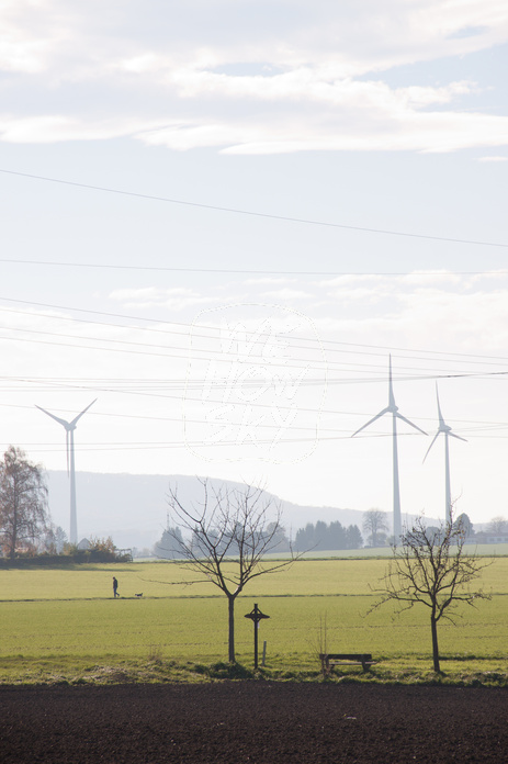 Windräder im Gegenlicht