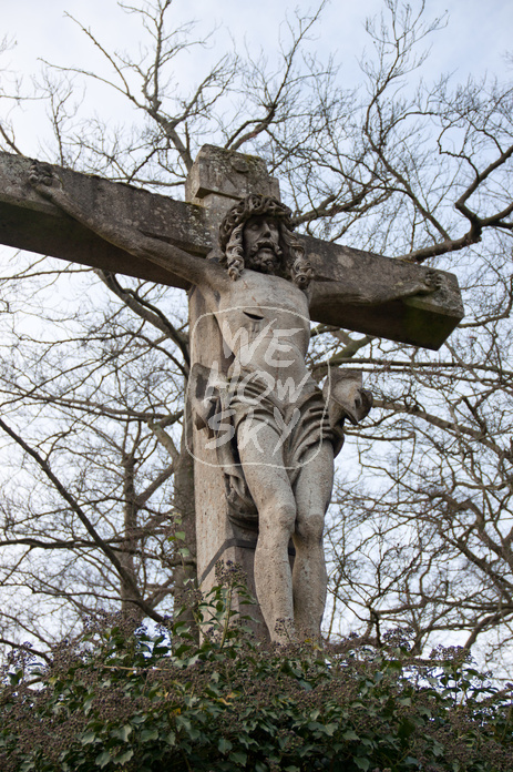 Großes Steinkreuz mit Jesusfigur