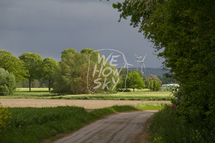 Windräder vor Gewitter