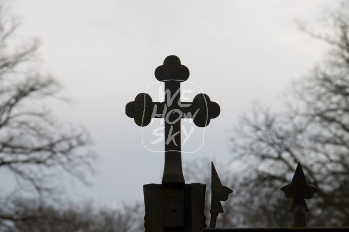 Metallkreuz Friedhofstor