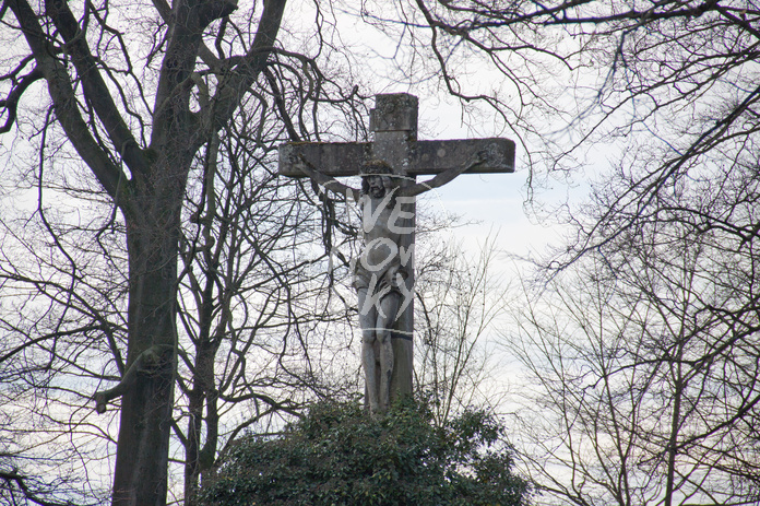 Großes Steinkreuz mit Jesusfigur