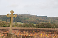 Metallkreuz am Wegesrand