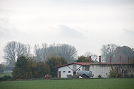 Trüber Himmel über Scheune