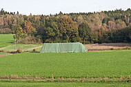 Strohballen unter Plane