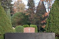 Weißes Kreuz auf Grabstein